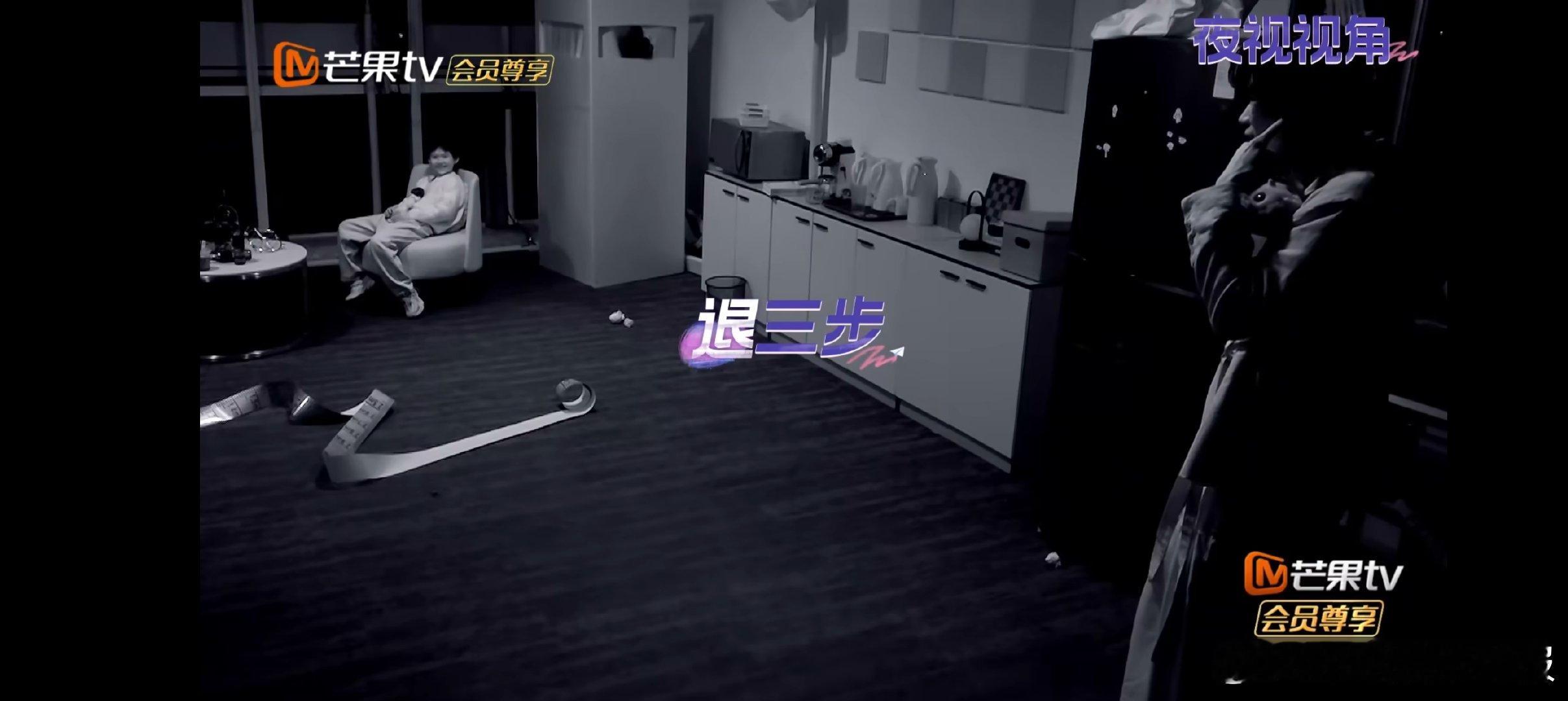 李晋晔在黑屋里的操作，手跟触角似的探来探去，脚还一扭一扭的，活脱脱一个受惊的小仓