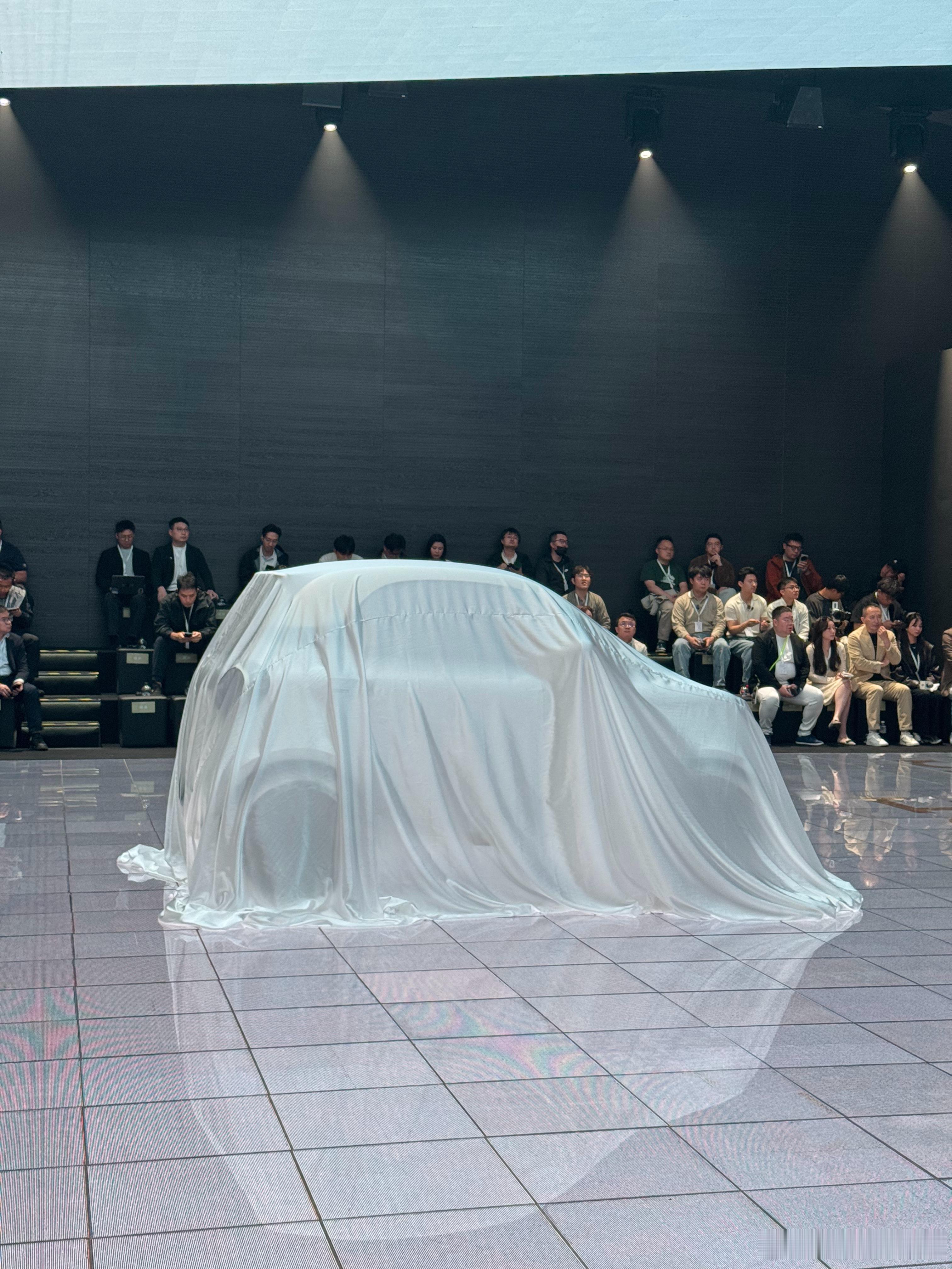 一代人有一代人的smart，今晚的主角，绝对是初登场的精灵2号概念车了，1356