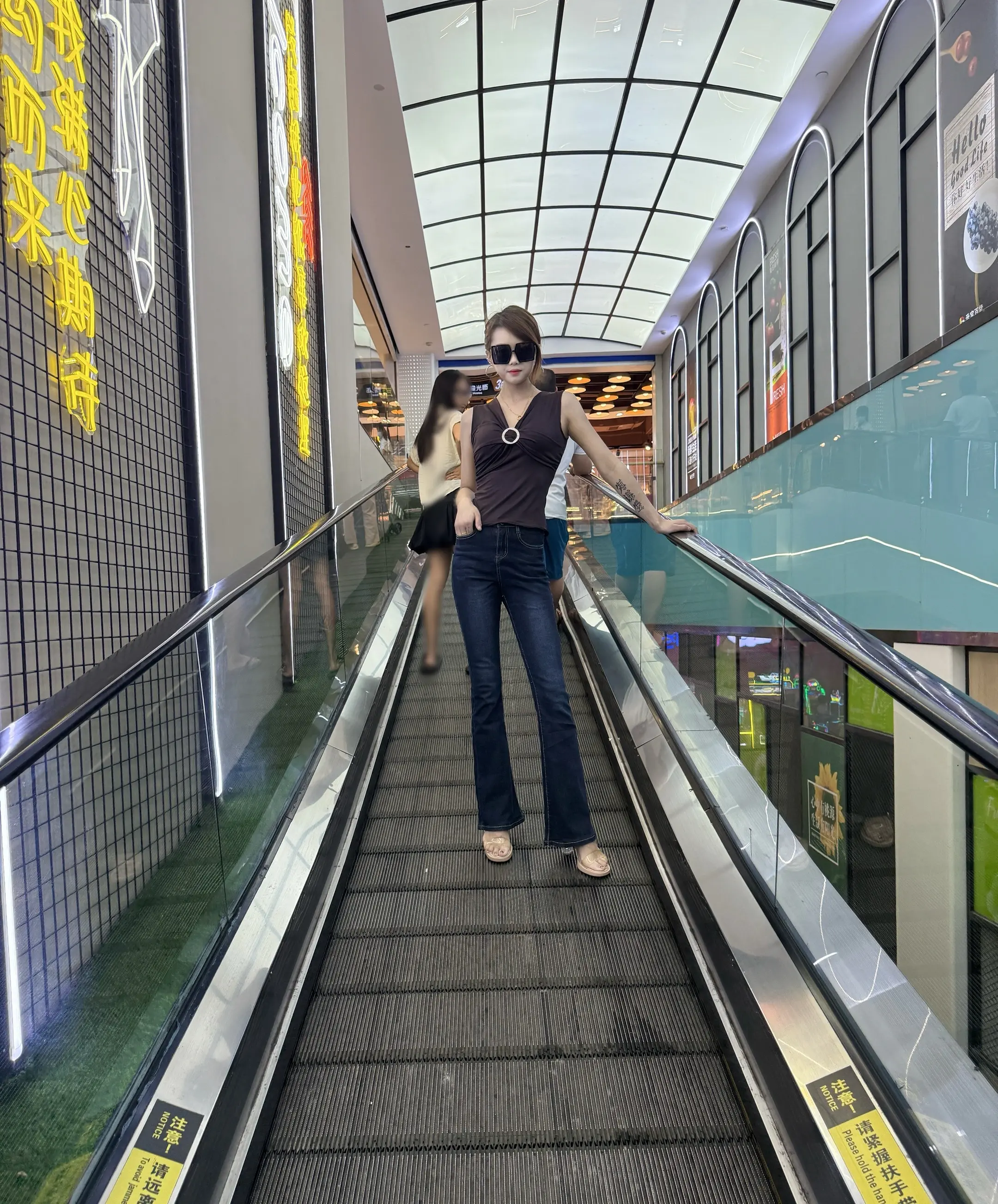 和九月的遗憾好好告别， 跟十月的惊喜慢慢遇见， 国庆的日子里，要把快乐装满心间。