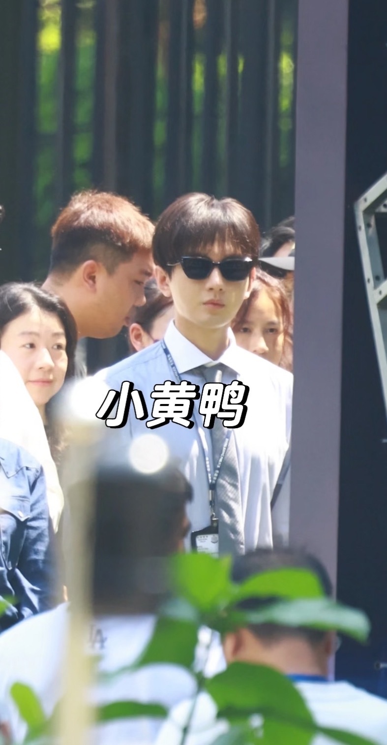 有个一板一眼的萌妹纸好懵逼地参加欢迎仪式好萌啊 ​​​