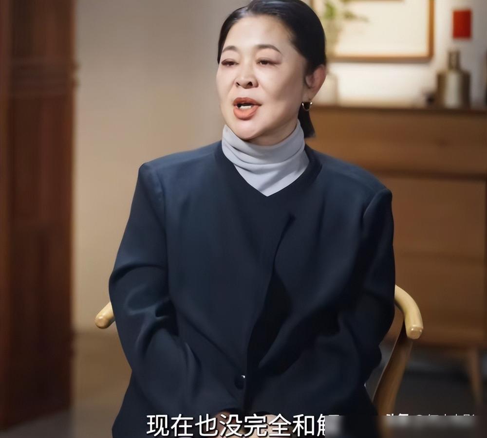 66岁的倪萍，至今没和母亲和解。

你敢信吗？一个在荧幕上言辞犀利、看透人心的公