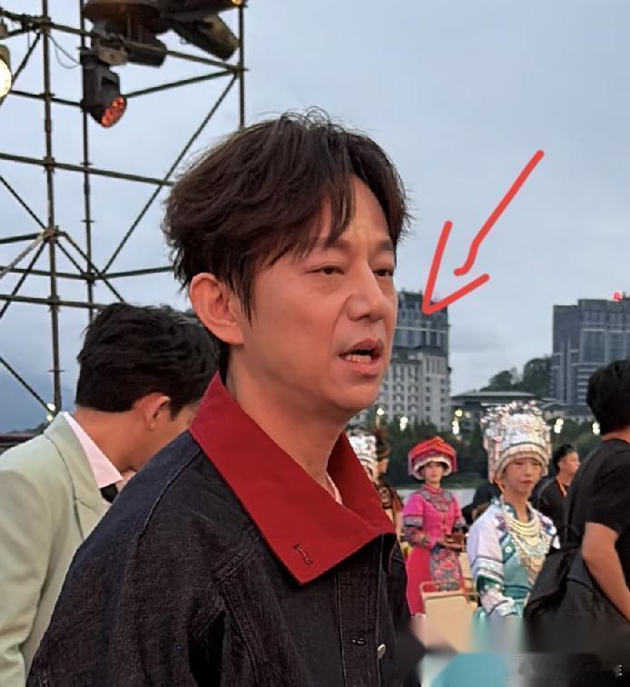 我能接受何炅不再年轻了 也能接受他不再主持快本 但我实在接受不了，他才51岁，怎