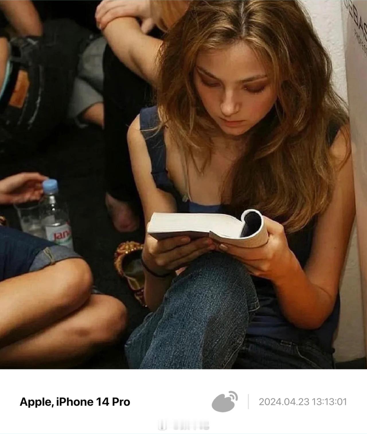 #我们读书吧# 古人云：“书中自有颜如玉，书中自有黄金屋。”这句名言道出了读书的