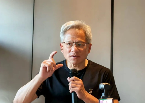 【黄仁勋称华为AI芯片将取代英伟达：华为是不可思议的科技公司】据媒体报道，英伟达
