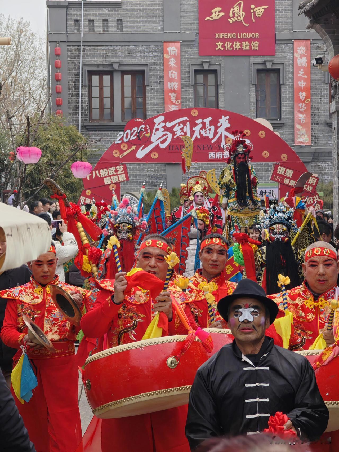 年味 陕西宝鸡过年的仪式感，大年初一金台观祈福、景区观社火、金顶寺摸财石