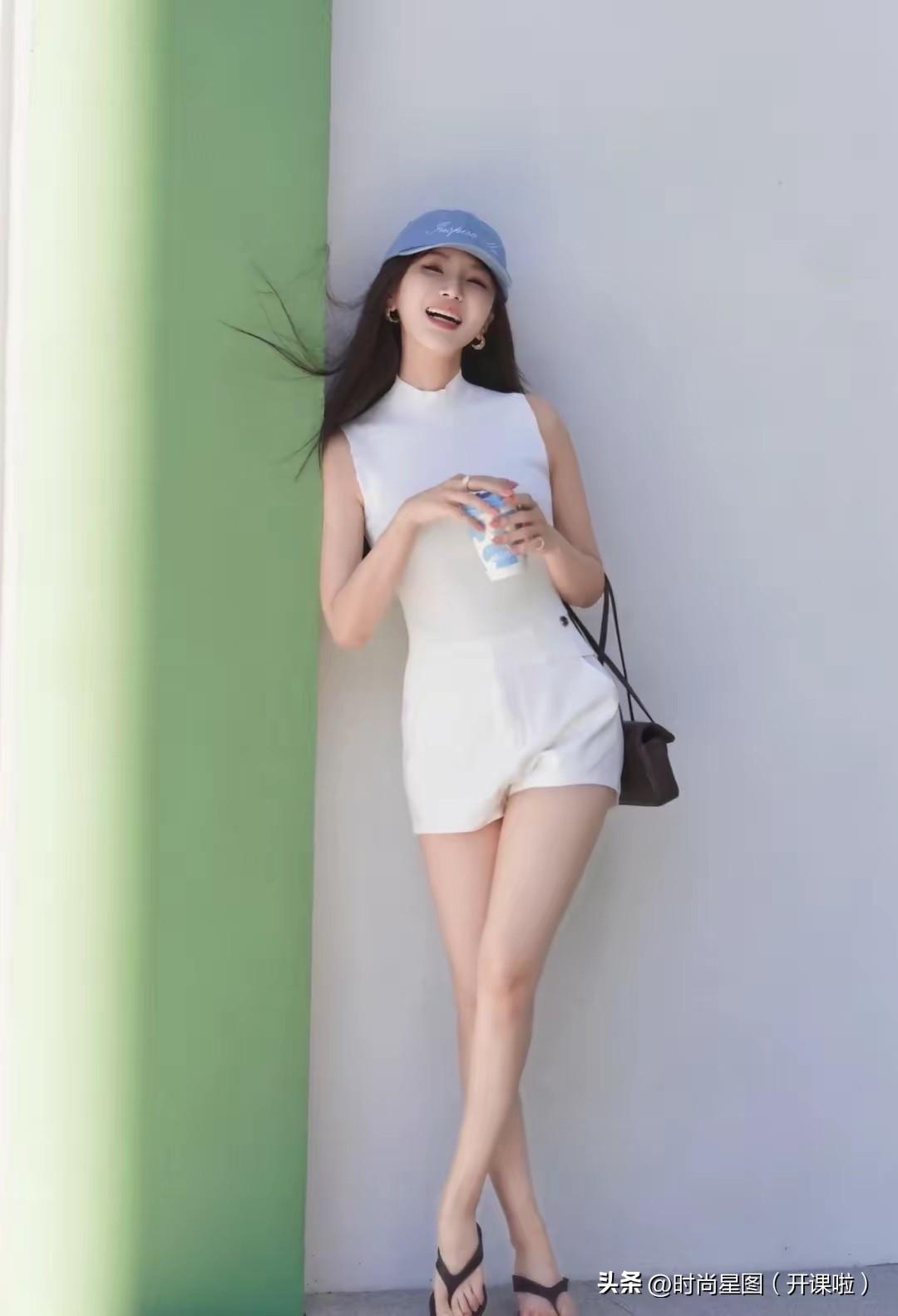 夏日出门偏爱简约干净的穿搭，一身白色无袖套装清爽又耐看，搭配浅蓝棒球帽，氛围感直