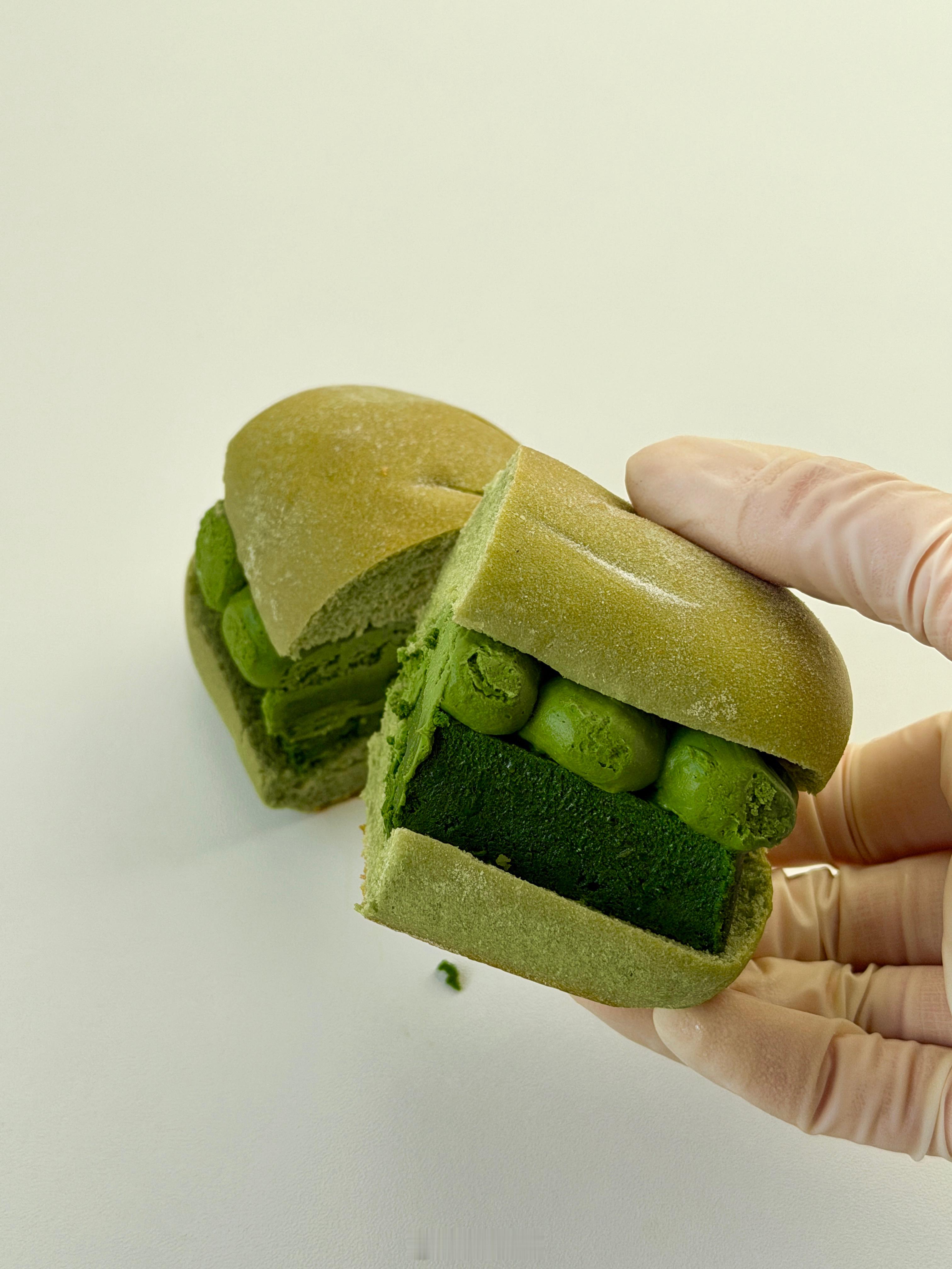 这米面包让我热成黑芝麻汤圆了25秒流心到扑出来，吃的过于狼狈，还好就我自己在家，