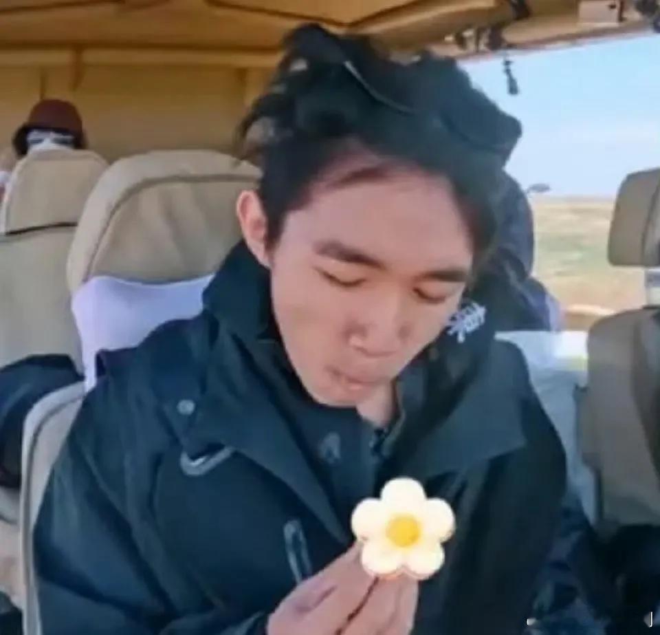 现在的综艺后期真谨慎！怕给人家宣传把嘉宾吃的东西都打码 