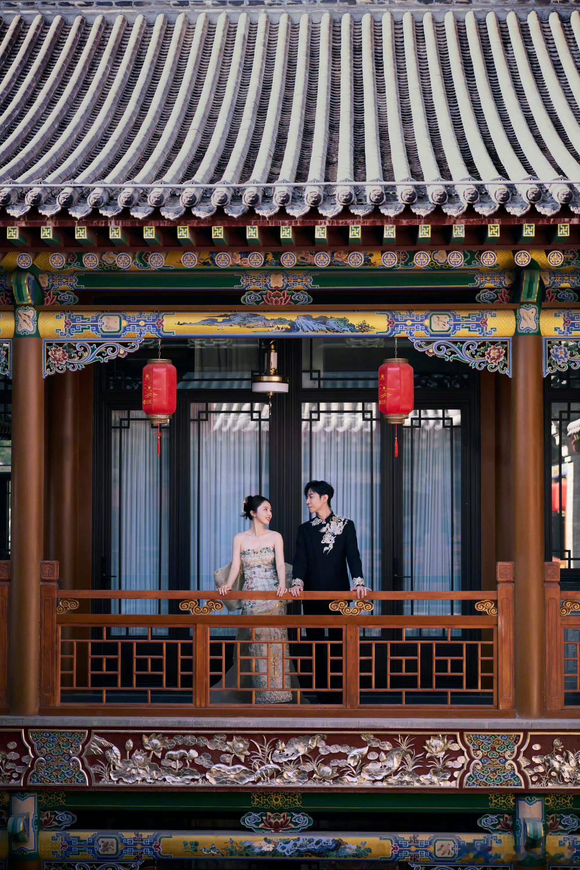 轮到董璇观察别人谈恋爱了 董璇结婚后，和张维伊一路被“审判”。这回换她看别人谈恋