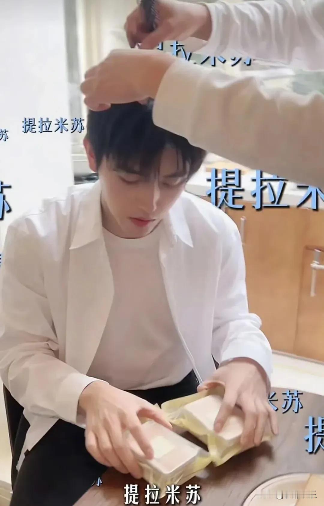 陈凯歌儿子，太狠了！

 陈飞宇一个月只吃15顿饭！上热搜的身材管理，藏着演员的