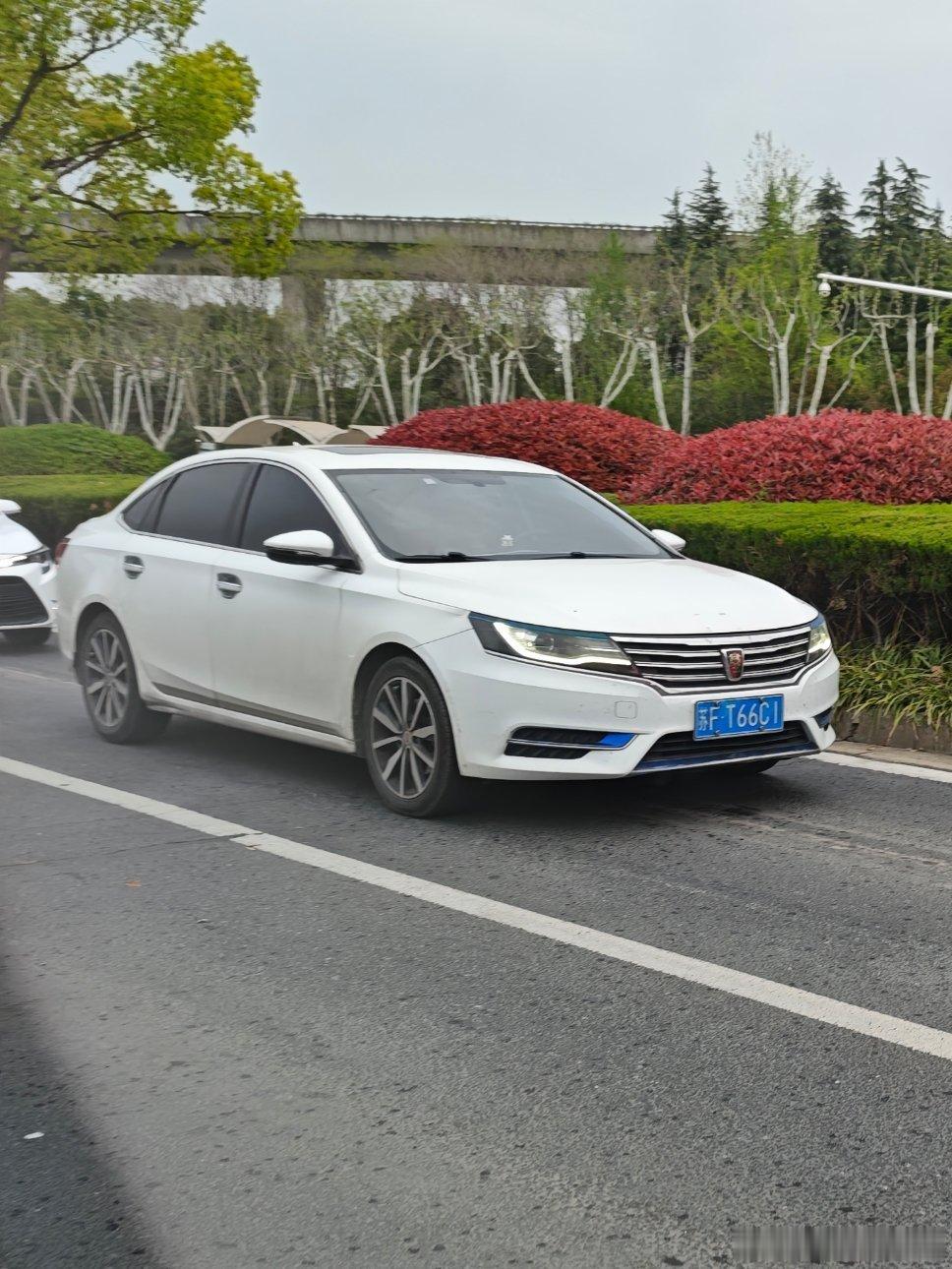 荣威i6，刚好周末拍到一辆老款老款非常好看啊，新款进步大不大荣威i6