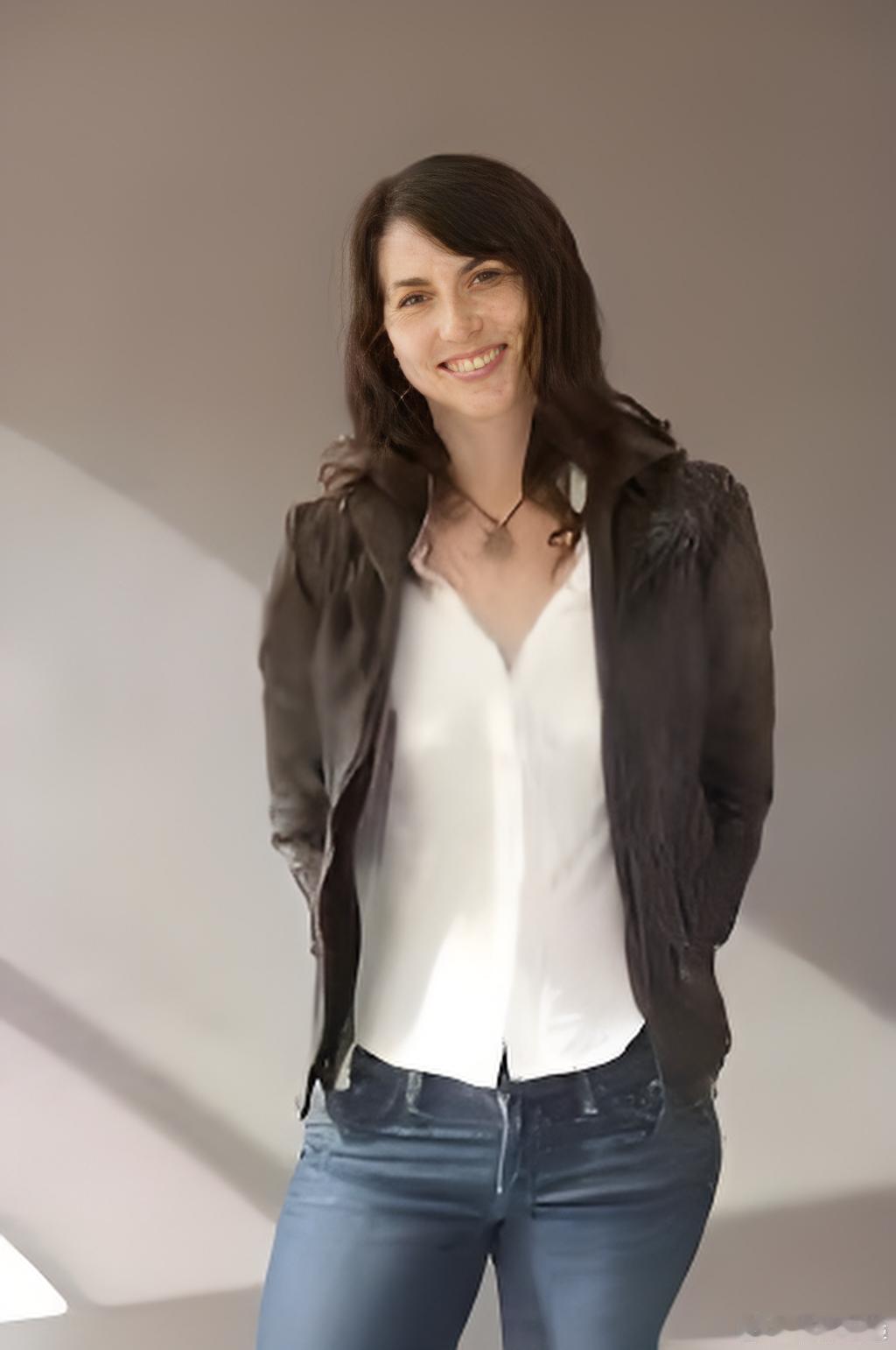 世界女首富麦肯齐·斯科特，宣布向乌克兰捐款一亿美元。👍莫斯科遭遇大规模无人机袭