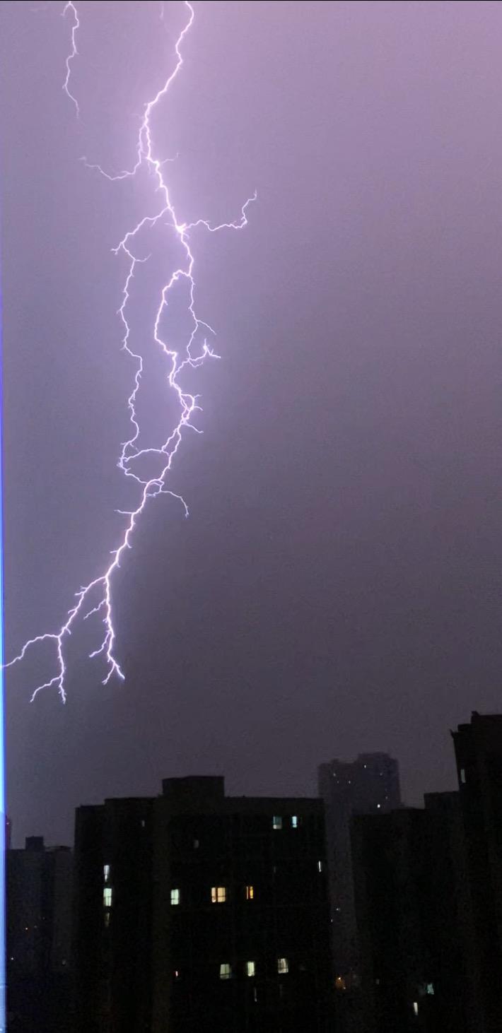重庆暴雨 打雷