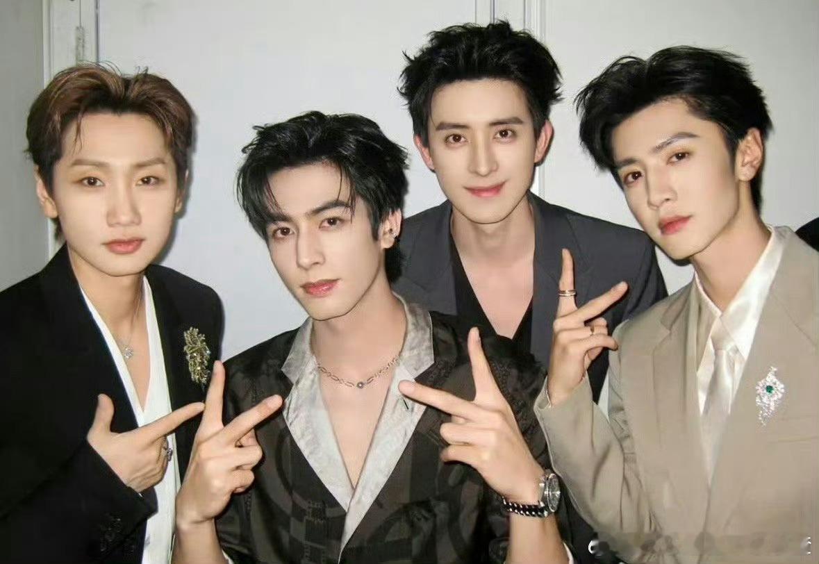 宋威龙 敖瑞鹏  陈哲远 汪苏泷后台合照 四个帅哥！ 