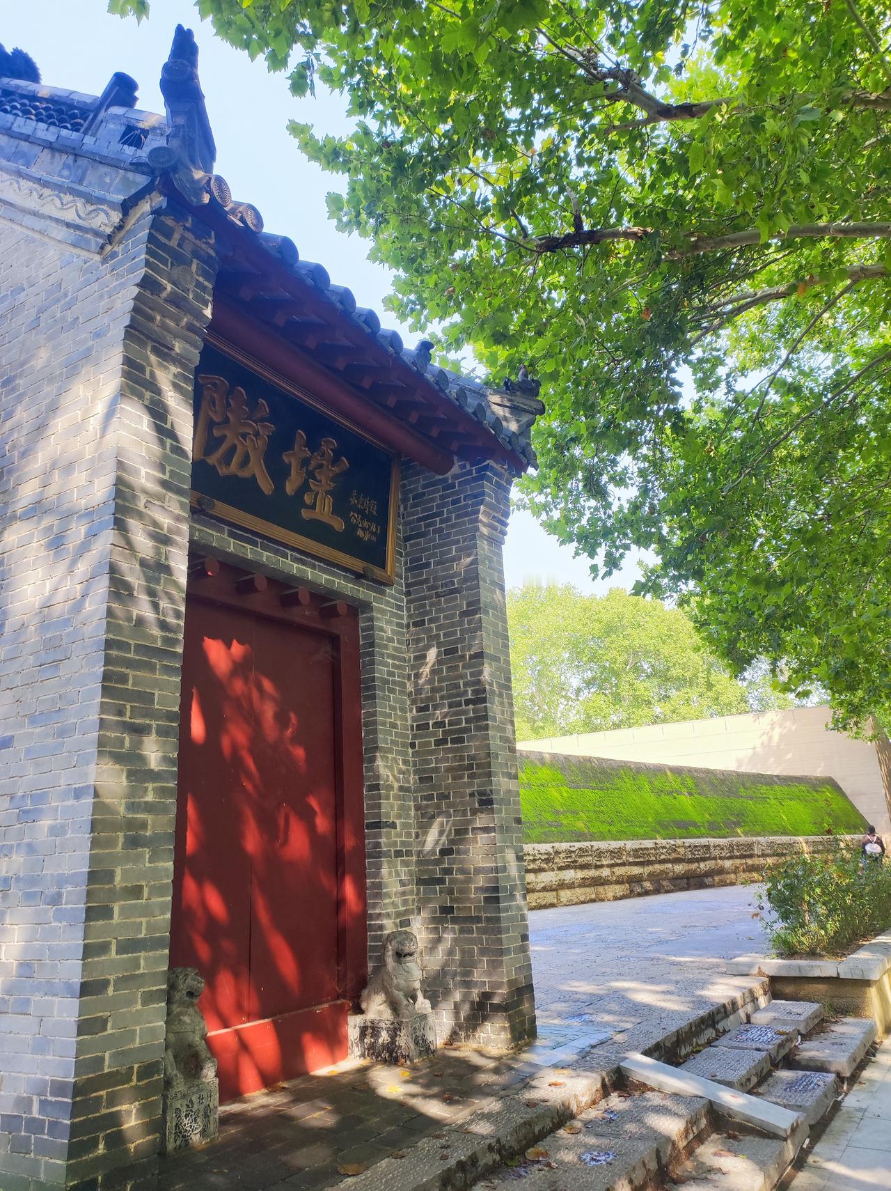 郑州商都遗址国家考古公园

几十年前初见时，残垣断壁，荒草丛生。深埋地下3600