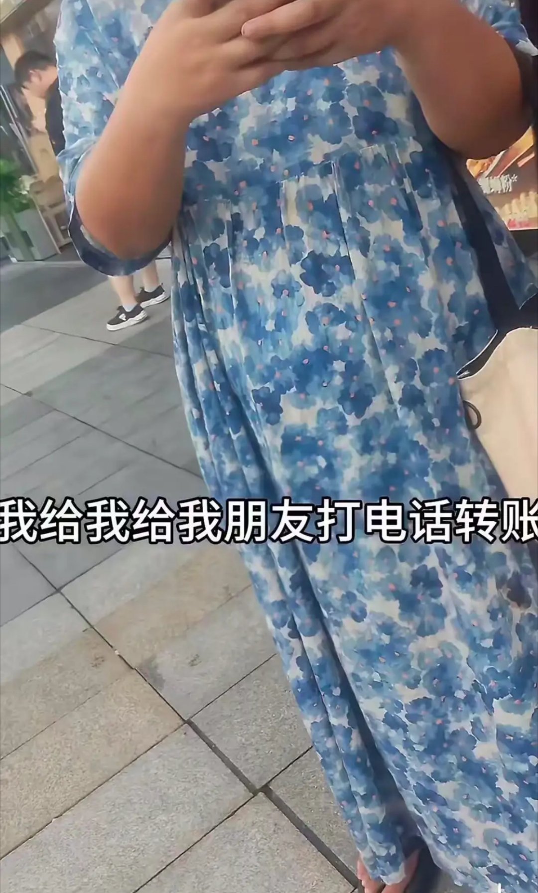 一外卖小哥把配送的蛋糕临时放在柜台上，不到 1 分钟，蛋糕被一名孕妇顺手牵羊，小