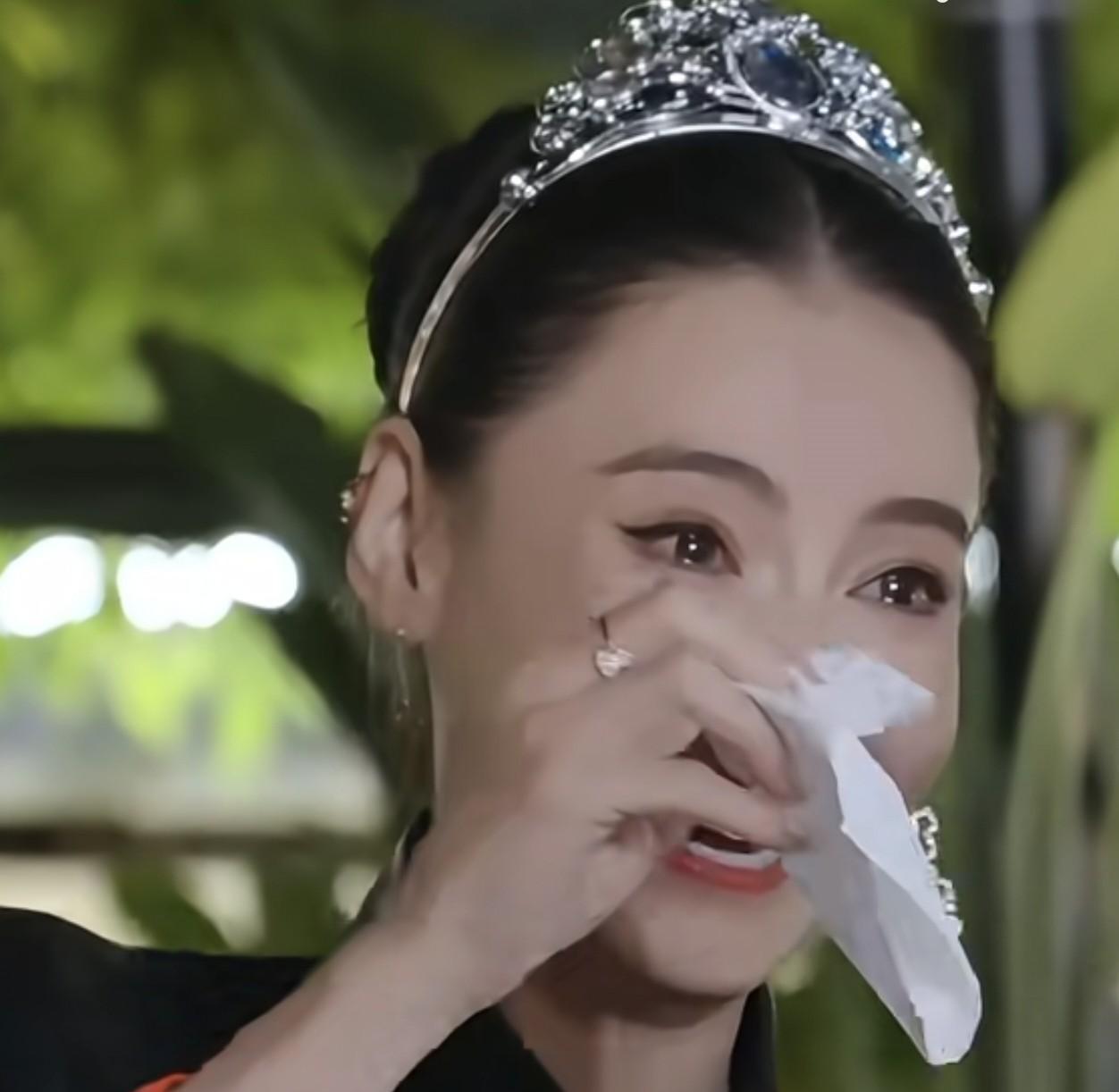 镜头一关，张柏芝摘了耳麦，摸出口袋里的小本子：阿娇的过敏药、晓庆姐的炖盅温度、嘉