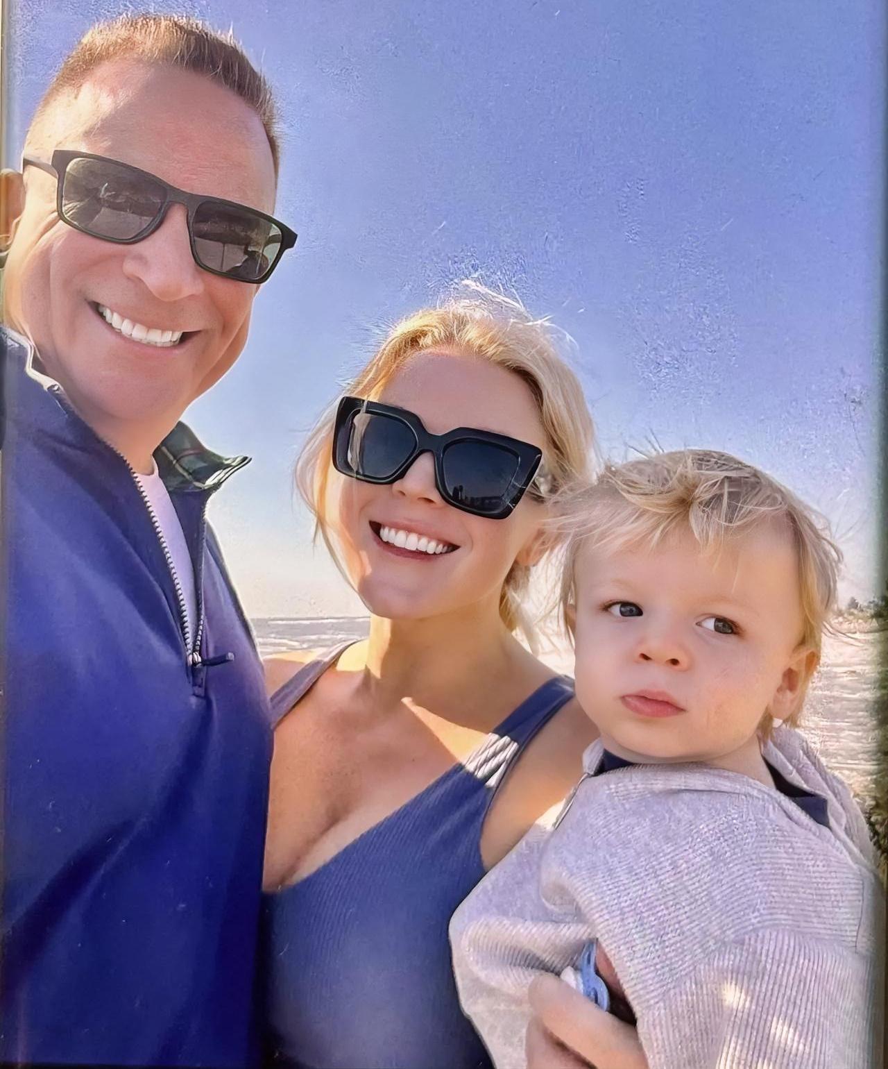 美国白宫那位女发言人卡罗琳，这样信口雌黄地回答这个问题，她怀里的孩子会不会感到失