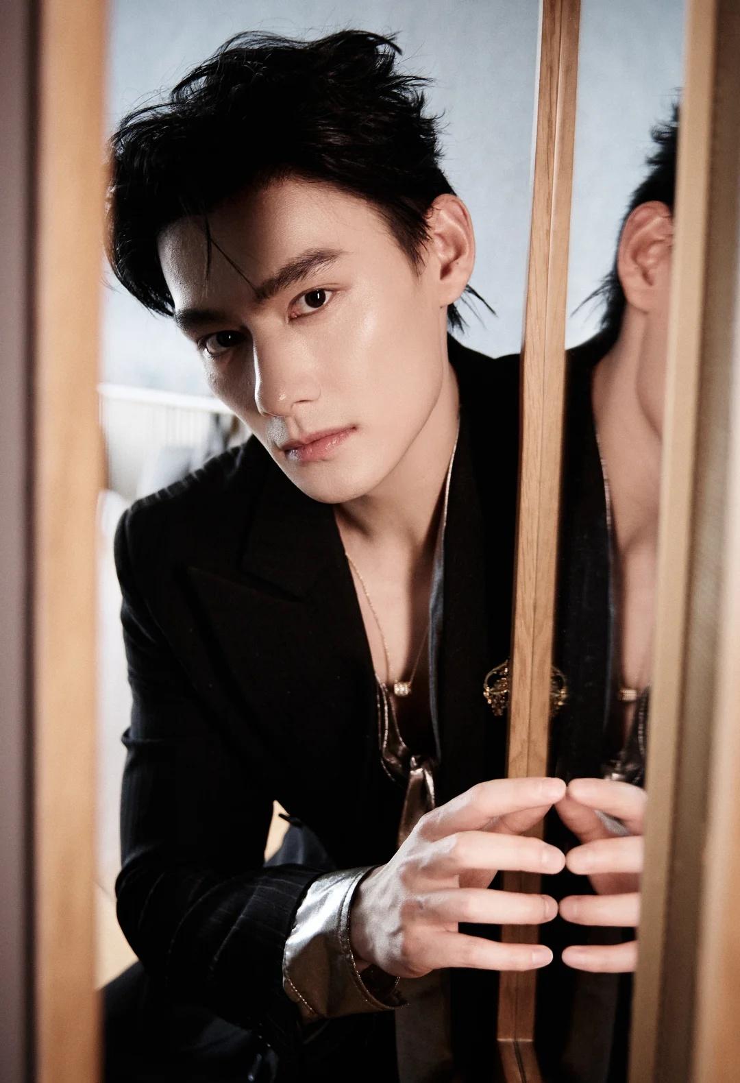 x KILIAN天使之享派对🥃
妆发 by RubyJANG
我的通告日 汪卓