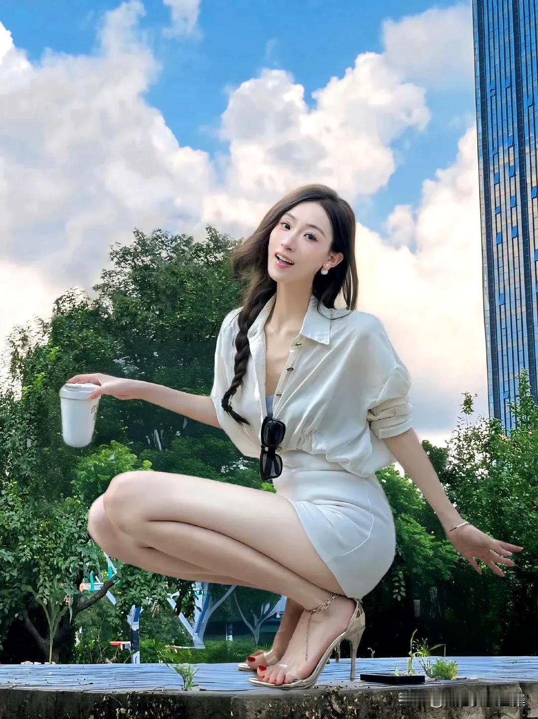 #性感的女人算美女吗# 短裤搭配轻便上衣 ​​​#性感连衣短裤# #性感时尚美少