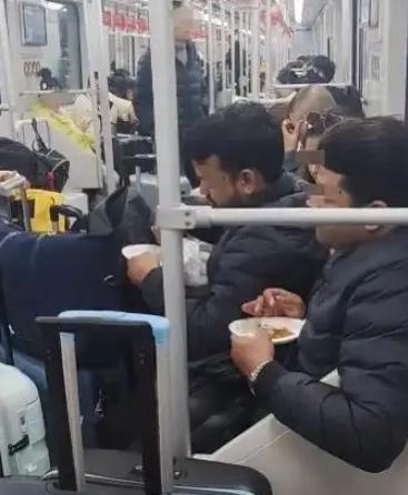 滚回自己的国家！近日，上海，地铁上几名外籍人士竟在车厢里端着盘子，直接用手抓咖喱