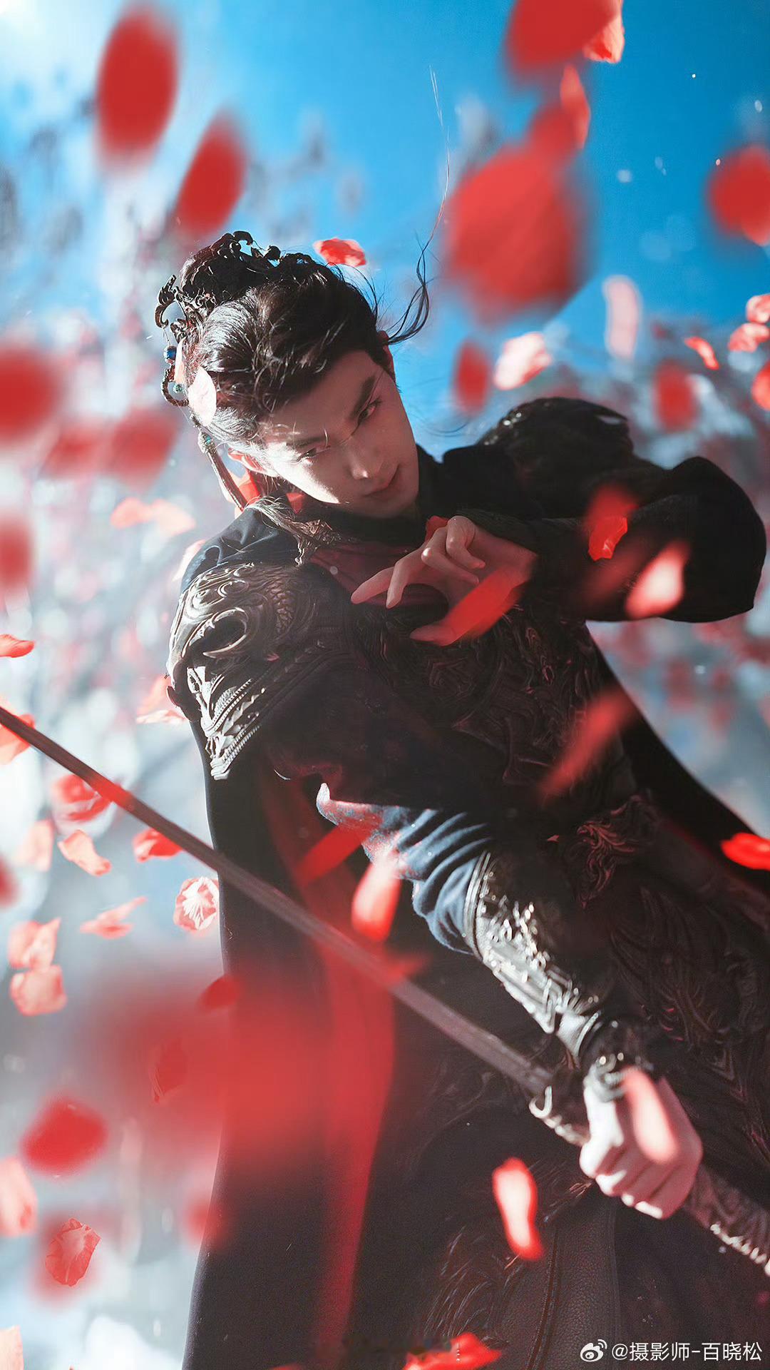 我给陈鹤一拍的剑雨飞花 将军独立花雨之中，红披风飞扬在空中，手持一柄剑意气风发，
