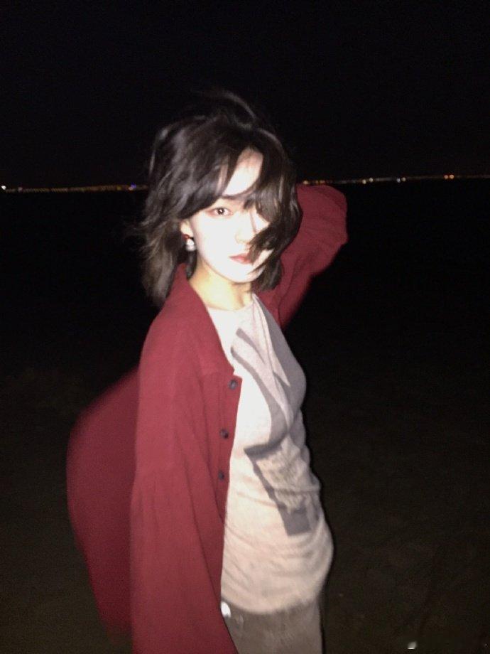 文淇海边ccd 文淇海边ccd，文淇晒海边随拍，手拿烟花随风飘动的发丝透露着满满