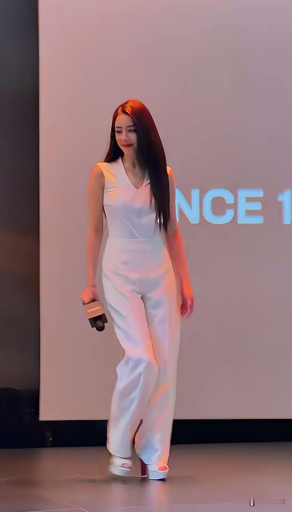 年轻漂亮的女孩子，
走到哪里都受欢迎，
这样的迪丽热巴，你们爱了吗？