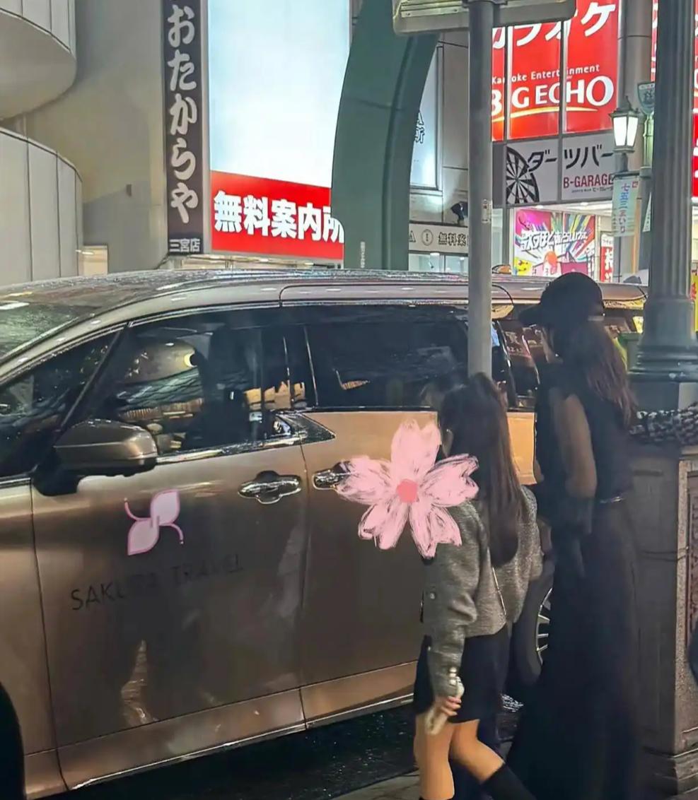 章子怡带娃日本追星
近日，有人在日本神户偶遇章子怡，她穿黑色套装显纤瘦，还带儿女