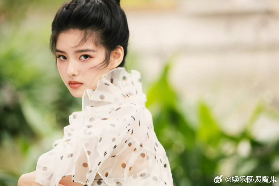 上海街头偶遇艾米 救命！上海街头偶遇艾米的生图太能打了，优越的骨相搭配灵动的五官