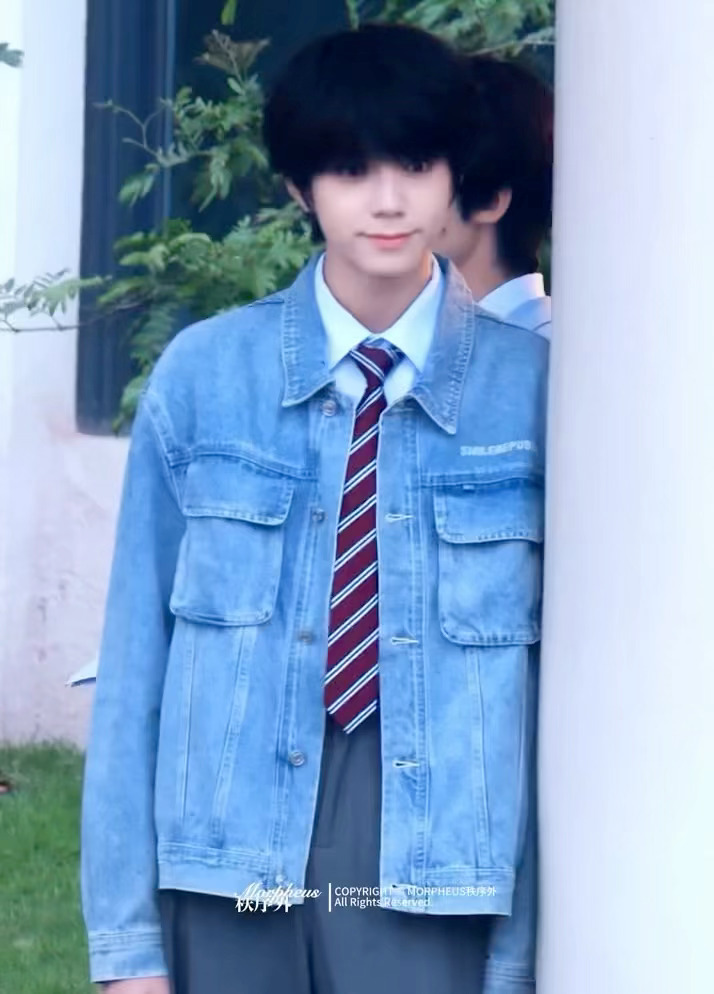 王橹杰又在诡异的笑王橹杰这诡异笑萌到犯规，嘴角根本压不住！又是被付彬言学长可爱又