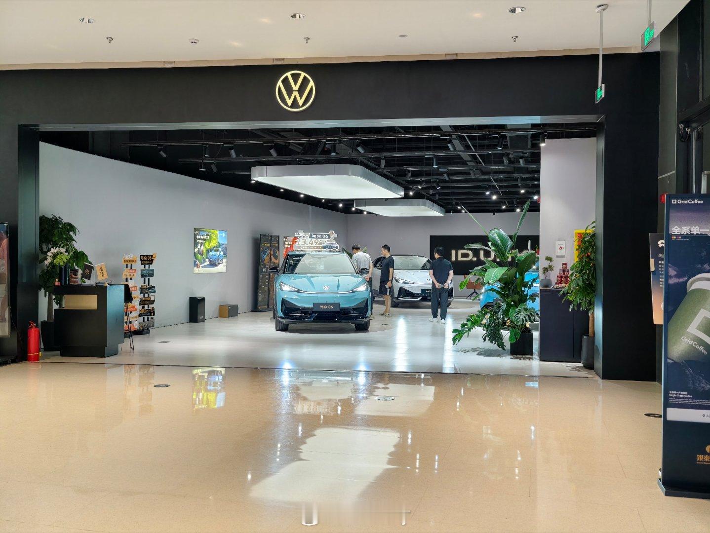 来逛商场，随便看了几个品牌的车，你们猜哪个品牌的销售最热情？[笑cry]新能源汽