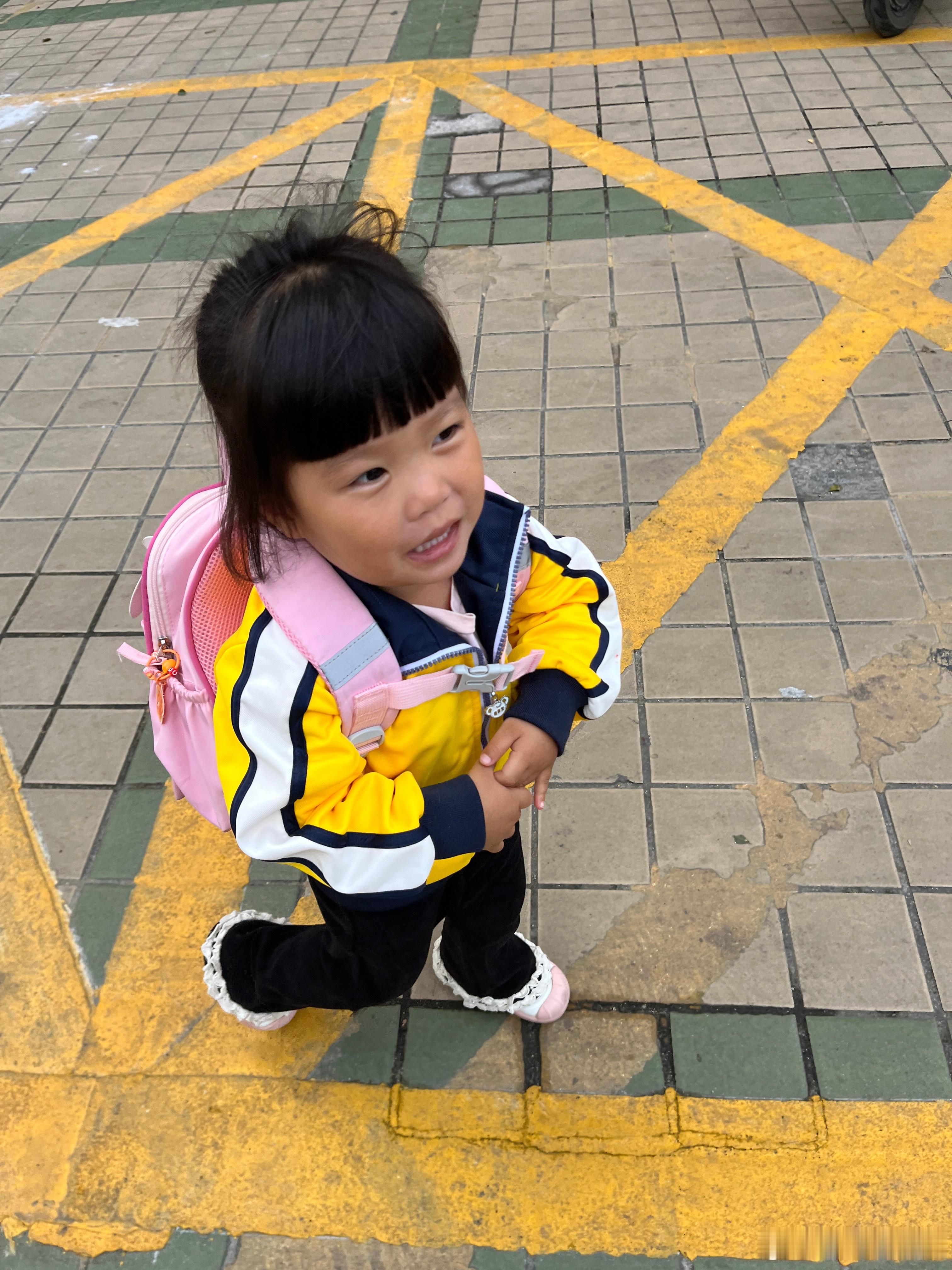 女儿上学了，送完她，我就来公园慢走。 今天天气很热，现在22度，今天最高气温27