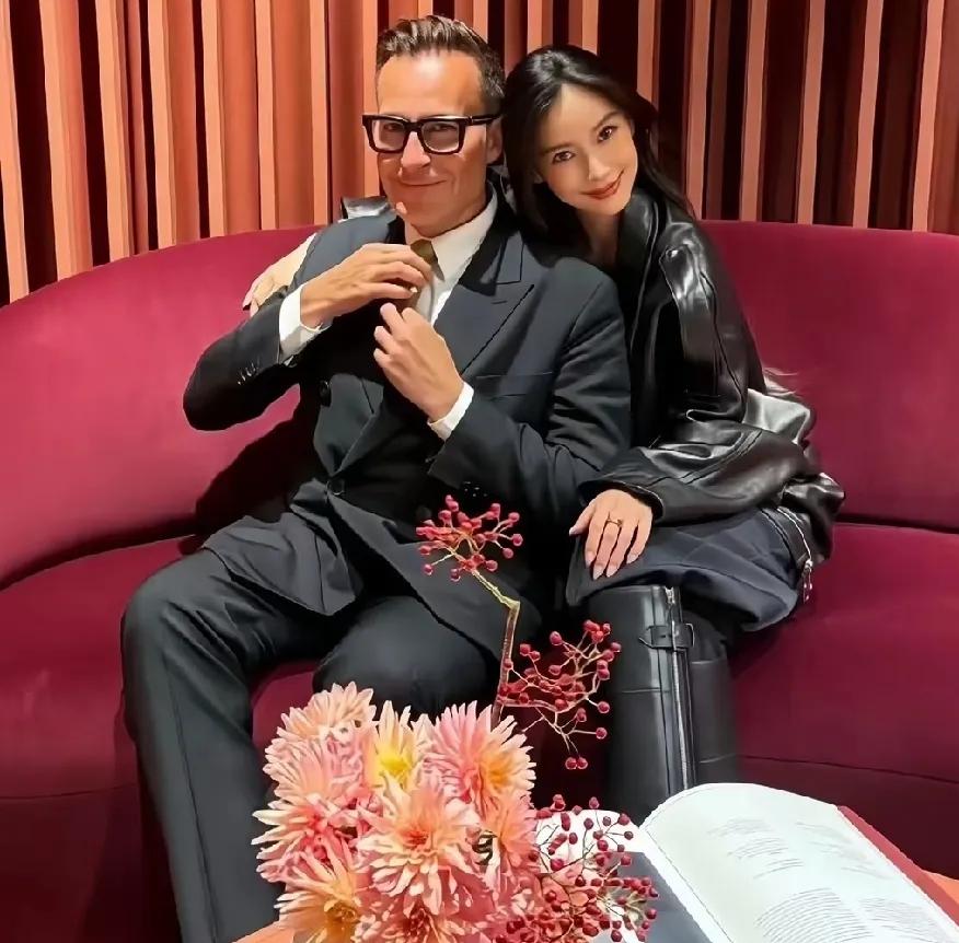 这张同框氛围感拉满！杨颖和爱马仕全球艺术总监杜马斯合影，一身黑色皮衣搭配高筒皮靴