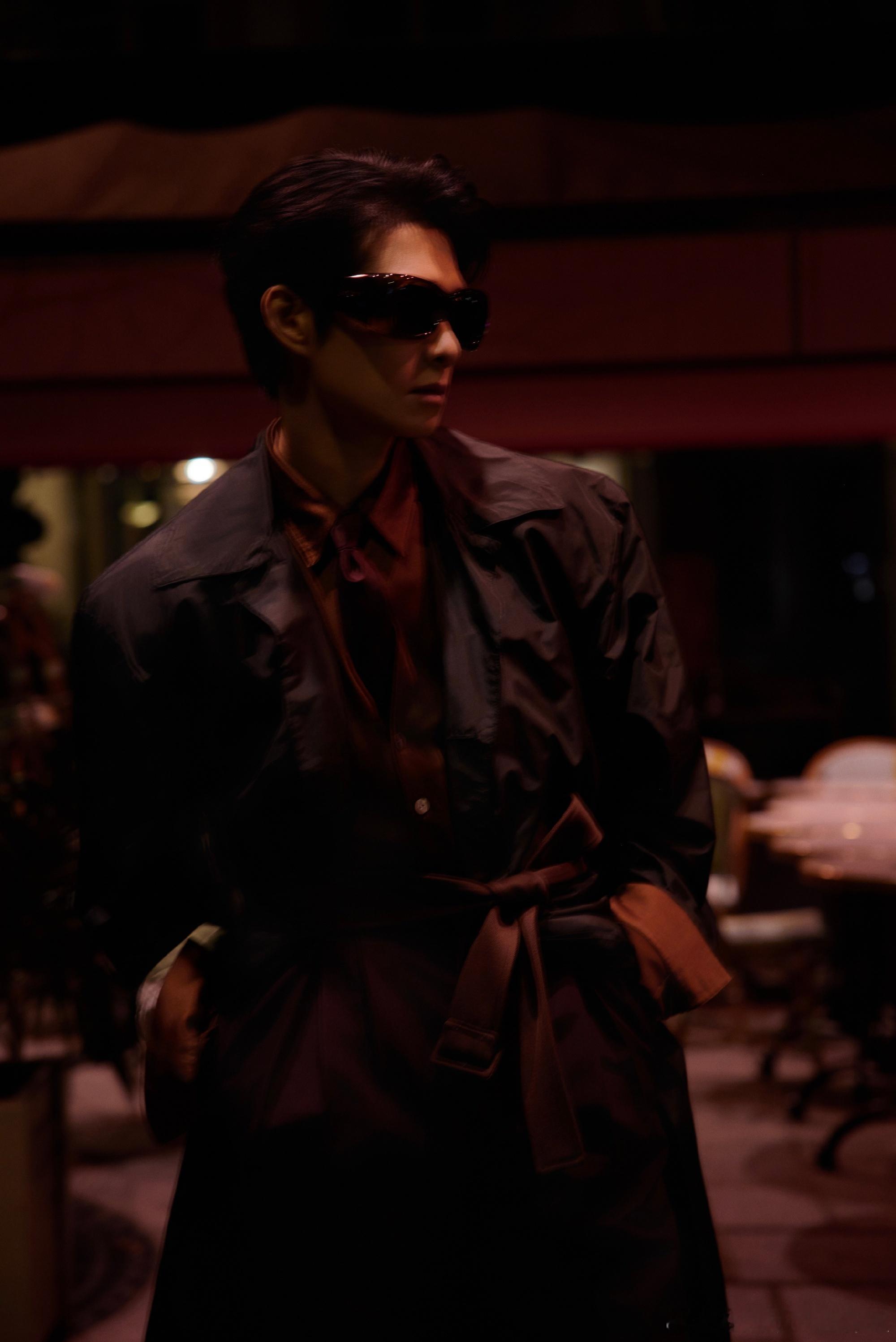 魏大勋身穿Saint Laurent 2026春夏男装亮相品牌2026秋冬男装大