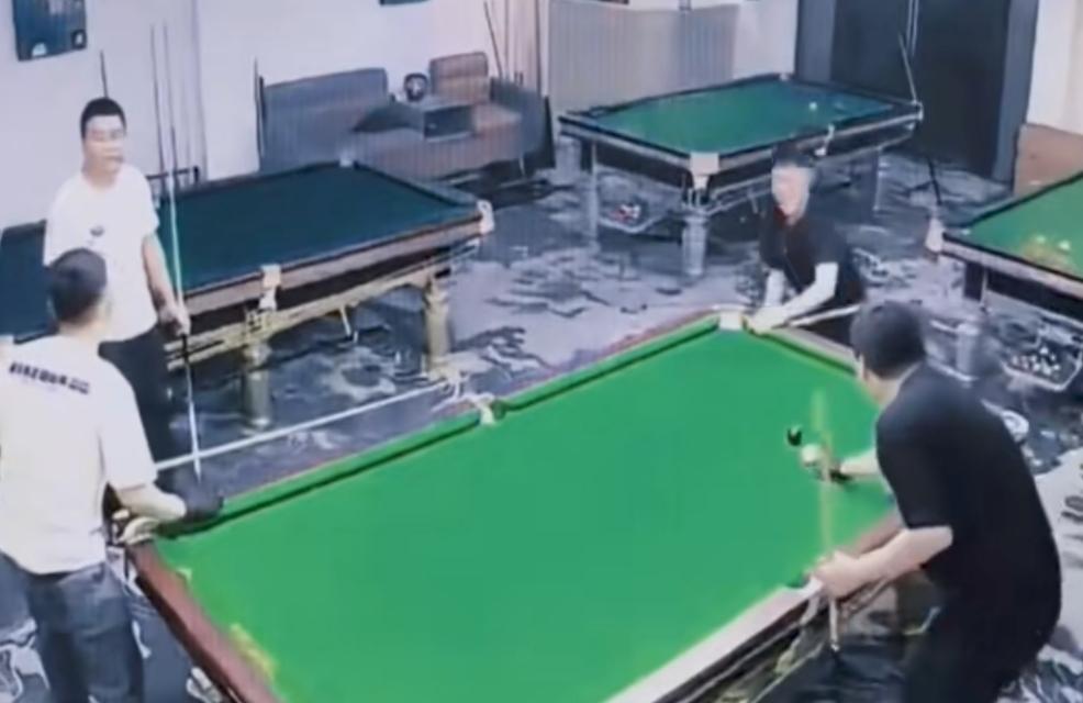 千万别看小看这些青年，多年以前也是这种台子打球，我们同一科室的五条汉子在一起,水