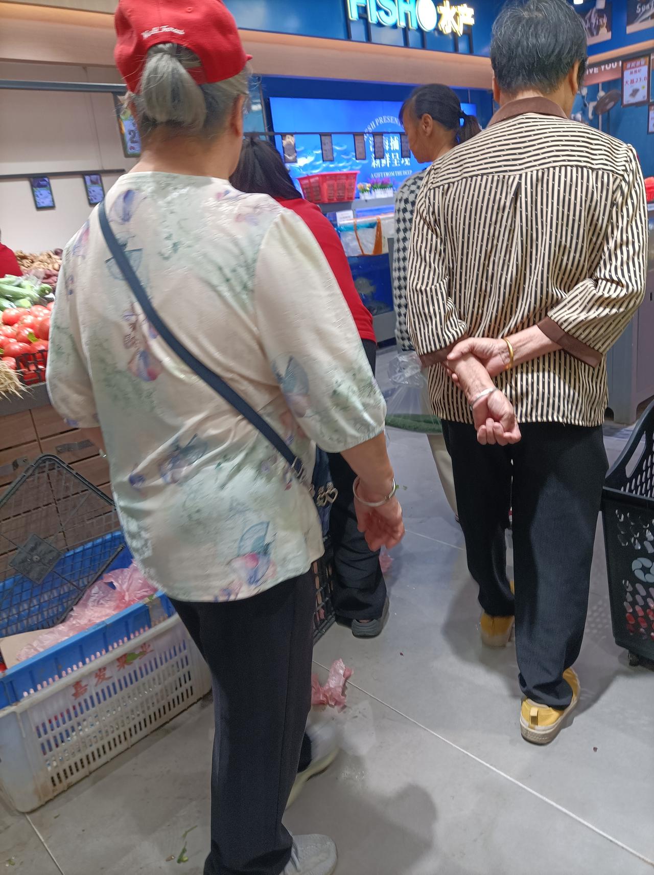 今天的早市菜价:京包菜0.98元1斤，水瓜1.98元1斤，蒲瓜也是1.98元1斤