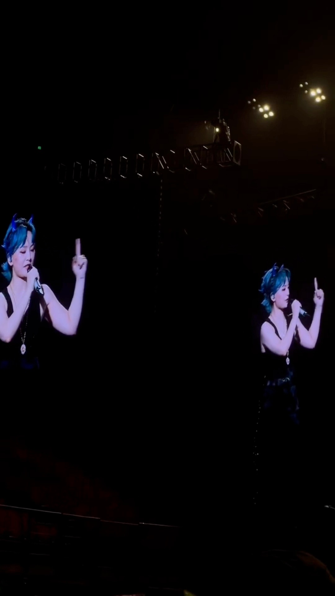 周笔畅演唱会在观众席藏雨靴 周笔畅不仅唱歌好听，还非常会给粉丝准备随机惊喜，继上