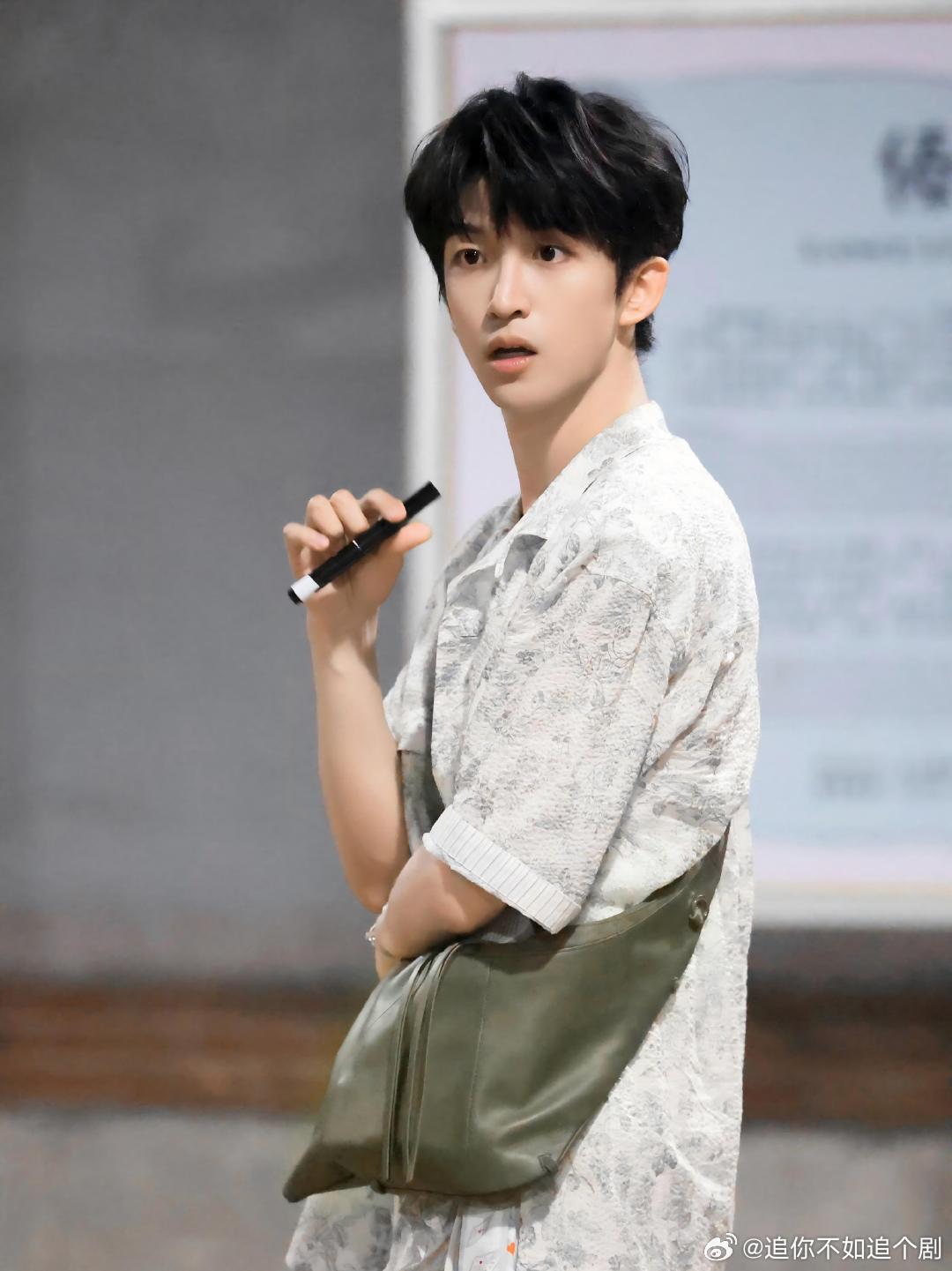 黄子弘凡萌妹感小剧场明明没扎麻花辫，演傣语小剧场愣是穿出娇俏甜妹感，黄子弘凡随地