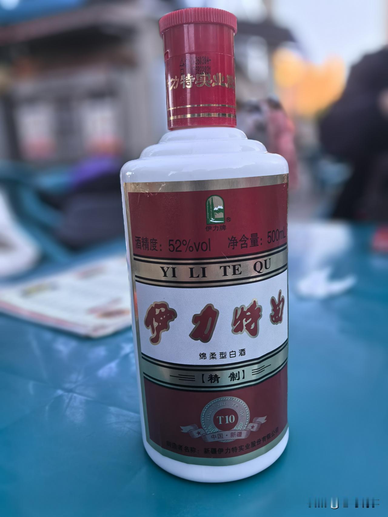大盘鸡配白皮面，再加一瓶伊力特曲——这，是我们离开新疆伊宁前的最后一顿晚餐。
