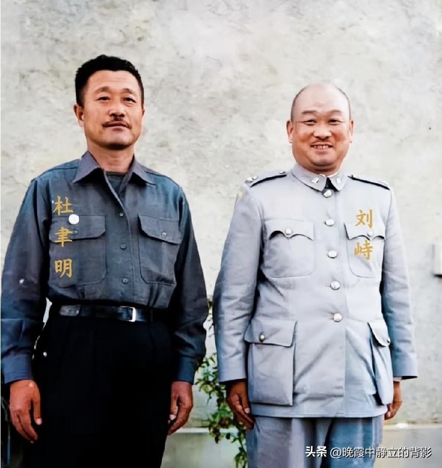 1948年徐州这张合影，二人神态一喜一沉，表情里面是否已经预示战局结局？