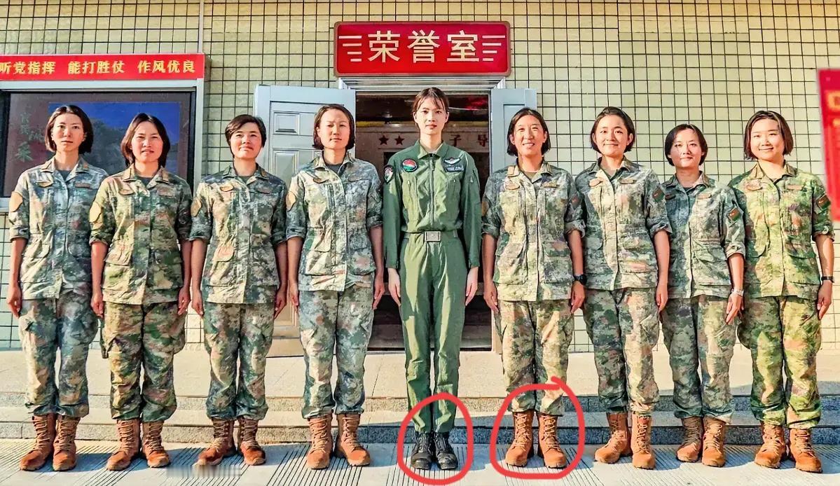 看这大皮靴穿的，多整齐呀！九名战士九只大皮靴，也不知夏天穿这种皮靴子捂不捂脚？难