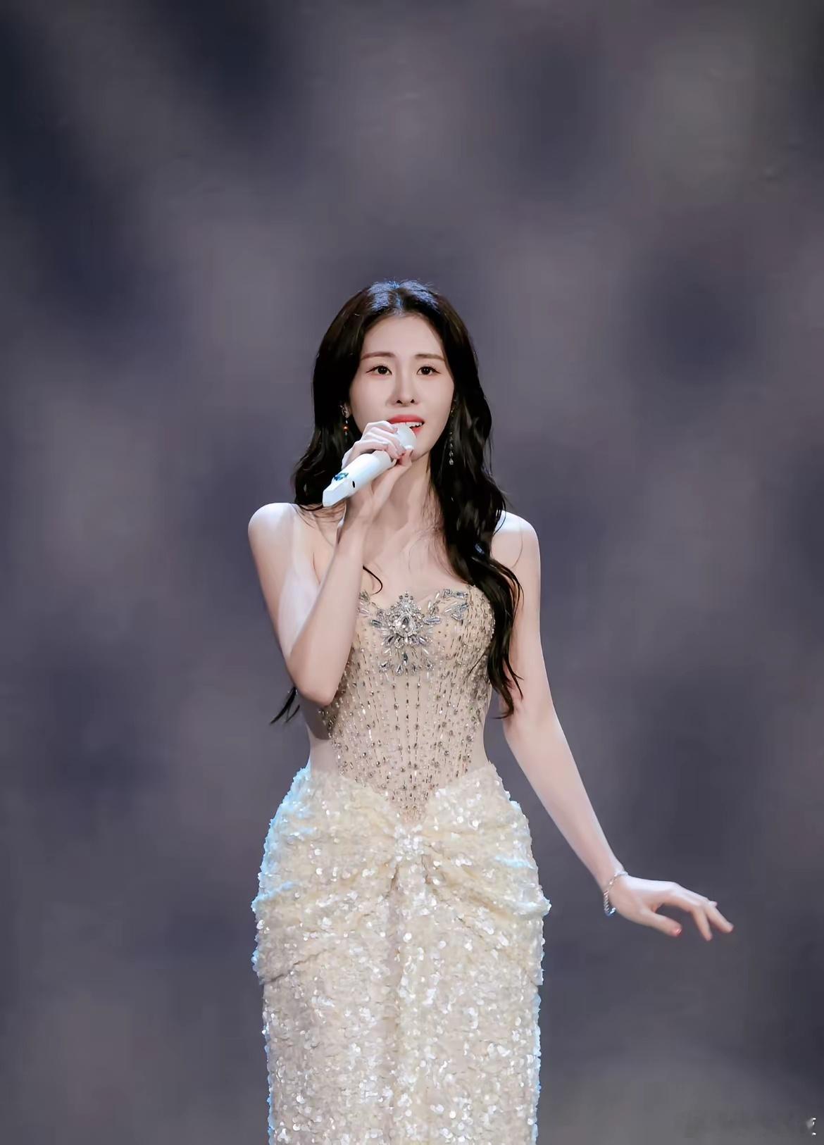 张碧晨还是输了她不但输给了华晨宇，生了一个女儿。她还输给了汪苏泷，失去了年轮，她