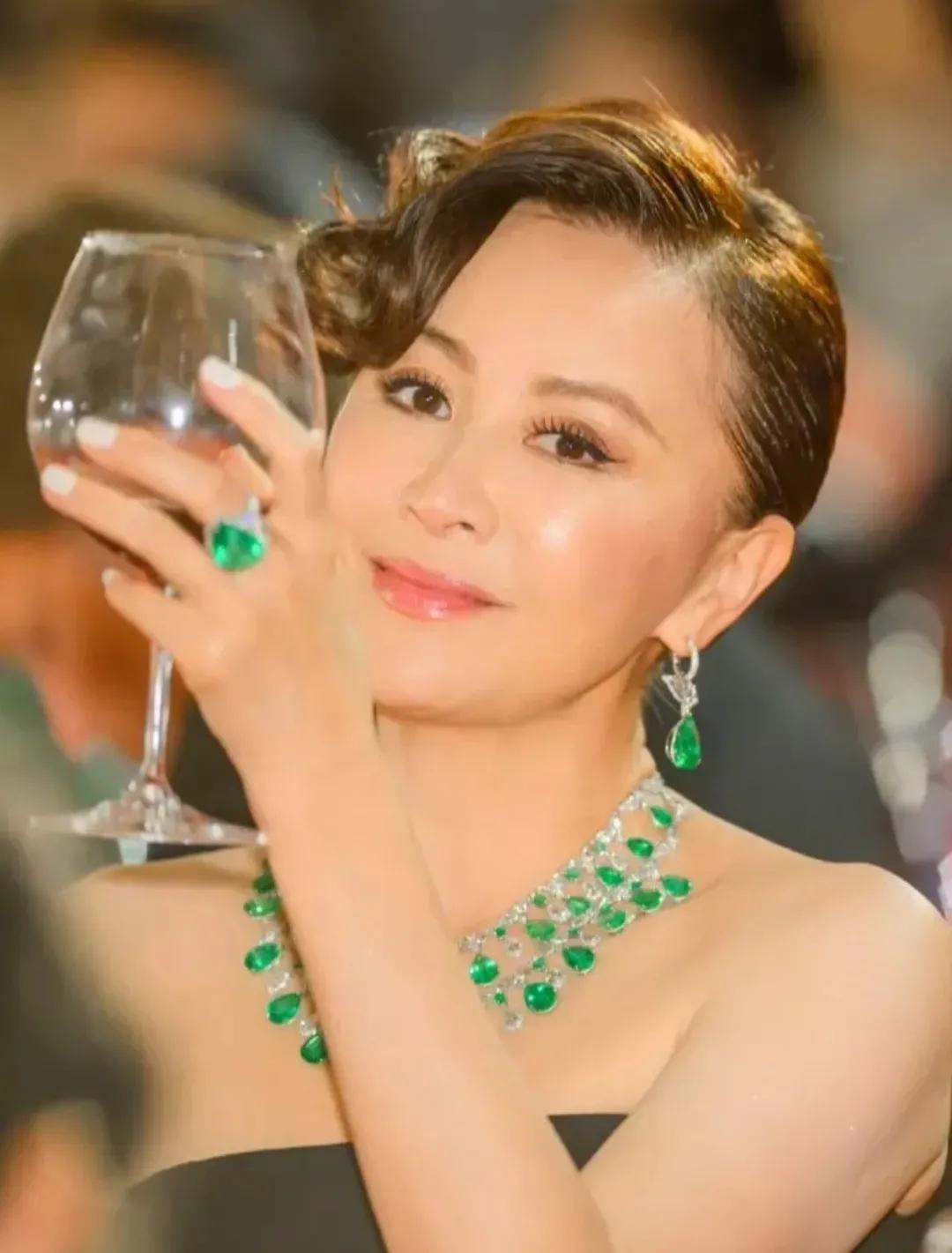 那一抹绿
那一抹珠光宝气
在刘嘉玲的身上散发着光芒
不知吸引了多少女人
哇！美！