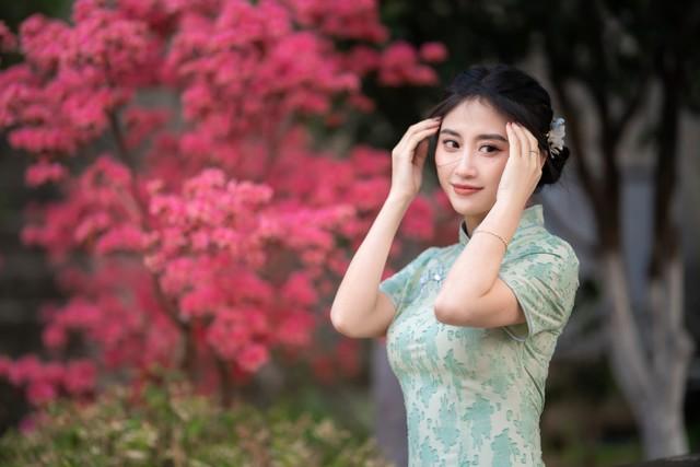 《孤影》
​
锦绣山河我独行，
​
红尘浪漫倩影停。
​
秋波荡漾迷人眼，
​