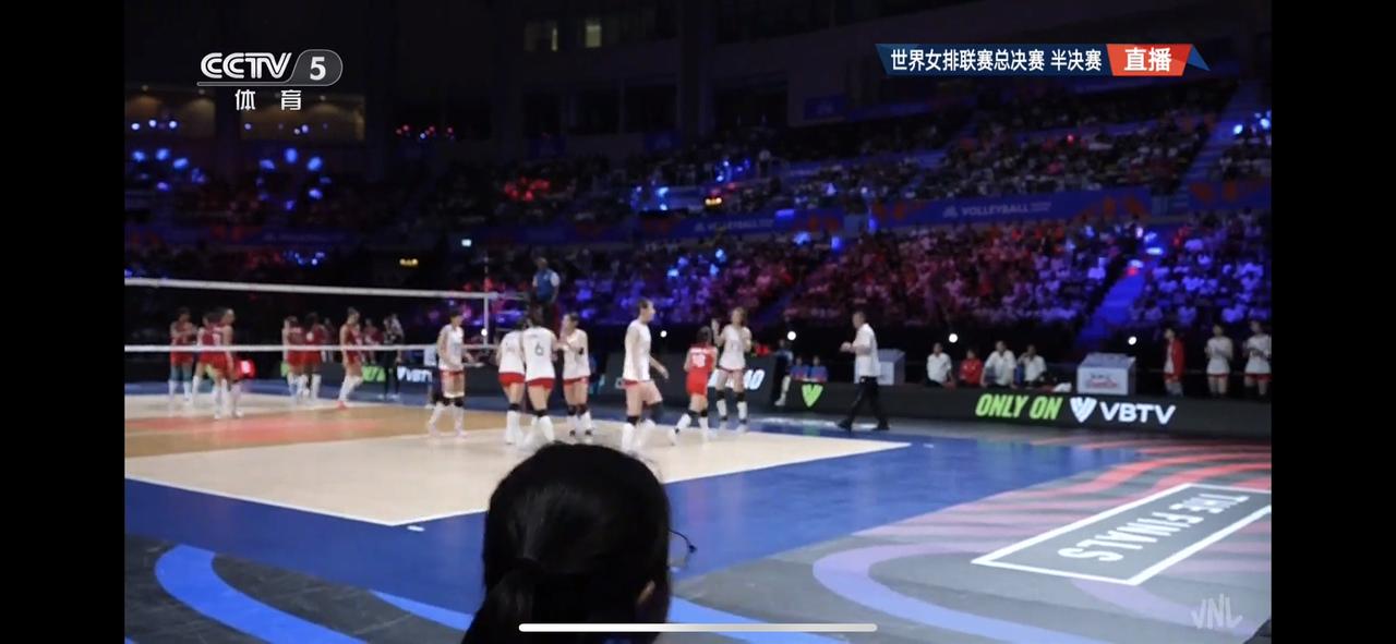 今晚我支持的球队都落后，不过希望都不要气馁！

中国女排目前0:2落后土耳其女排