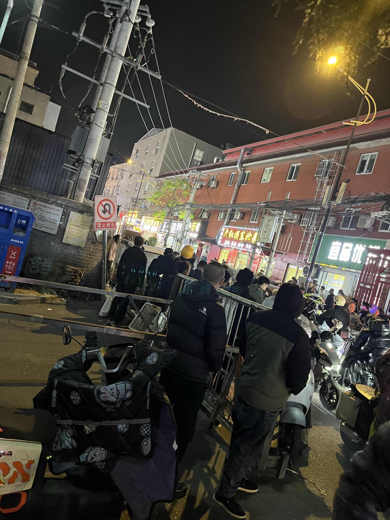 下班回家路上，听到路边两爷们互相呵斥！引得一众吃瓜群众围观！

地点东三旗中街与