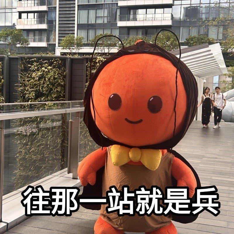 宝行天下深圳街头惊现“蟑螂侠”！淘主包淘小宝身披蟑螂战衣，大摇大摆打卡，这抽象风