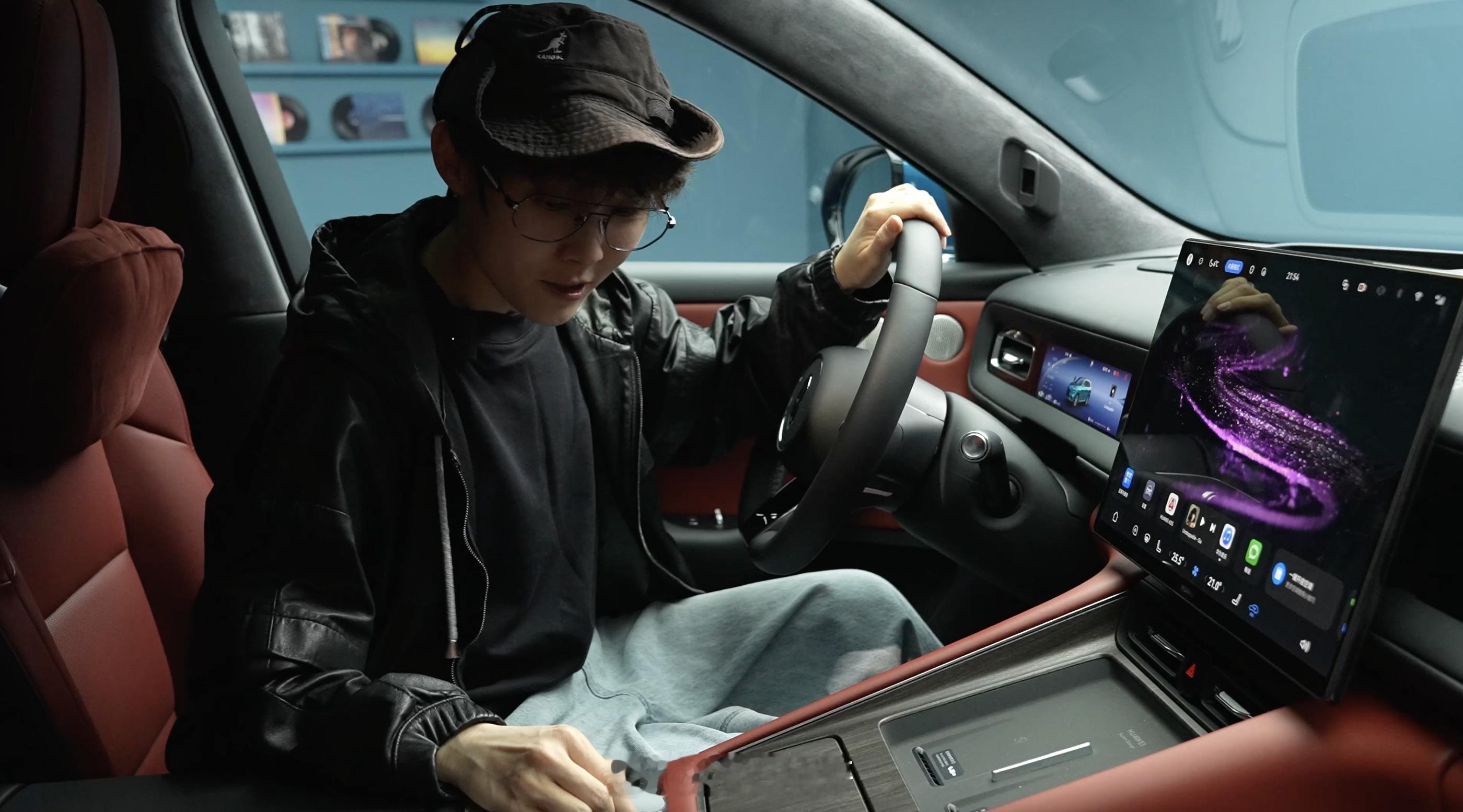 问界M6搭载可DIY副驾灵感橱窗这款车把副驾变成了专属情感空间，灵感橱窗可DIY