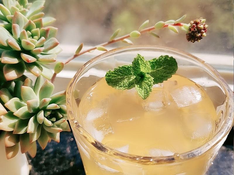 值得深思
小时候，父母是温暖港湾。他们给我们生命，呵护我们成长。可父母会老去，不